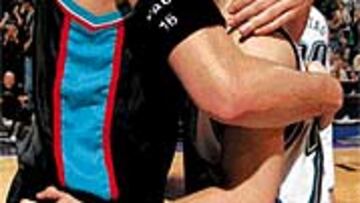 <b>NOCHE PARA EL RECUERDO.</B> Pau Gasol fue el primero en felicitar a Raúl López. "Raúl tuvo una gran noche y me siento muy feliz por él, ya que es mi amigo y una gran persona. Estaba ansioso por verle jugar", dijo Pau al acabar el encuentro.