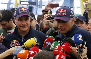 Los campeones de coches del Dakar 2018 llegaron al aeropuerto de Madrid en medio de una gran expectaci¨®n y de decenas de seguidores que les vitorearon a su llegada.