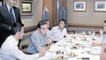 <b>COMIDA. </b>Gil Marín y García Pitarch charlando con los periodistas.
