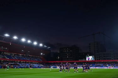 Los jugadores del Barcelona realizan ejercicios de calentamiento momentos antes del partido contra el Valencia.