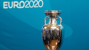 El trofeo de campe&oacute;n de la Eurocopa durante la presentaci&oacute;n de la sede de Bilbao para la edici&oacute;n de 2020.