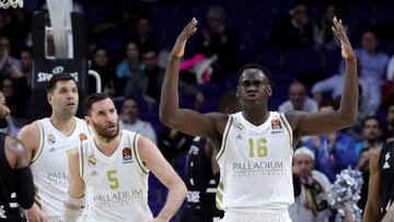 GRAF1994. MADRID, 05/03/2020.- El pívot del Real Madrid Usman Garuba (d), en partido de EuroLiga que Real Madrid y Asvel Villeurbanne disputan este jueves en el Wizink Center. EFE/ JuanJo Martin