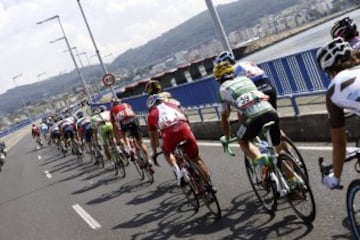 El pelotón a su paso por Ferrol, en la decimoséptima etapa de la Vuelta 2014 ,con salida en Ortigueira y llegada a A Coruña, con un recorrido de 190,7 kms.