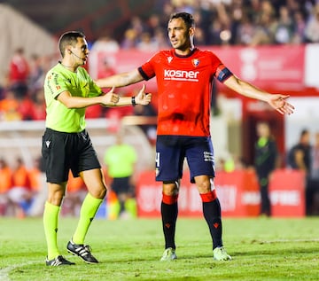 Es canterano del Osasuna y, tras un breve paso por el Tudelano, volvi a su equipo de siempre. Ms de 200 partidos despus porta el brazalete de capitn. Cuando l no est, es Lucas Torr el encargado de llevarlo.