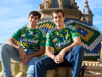 El Real Zaragoza ha presentado este jueves una nueva equipacin verde estampada con colores azules, amarillos y blancos, e inspirada en las cpulas de la Baslica del Pilar, ?como homenaje al lugar ms emblemtico de la ciudad, ya que tiene los caractersticos colores de las tejas que la coronan?. Los modelos encargados de presentarla han sido Francho y Azn.