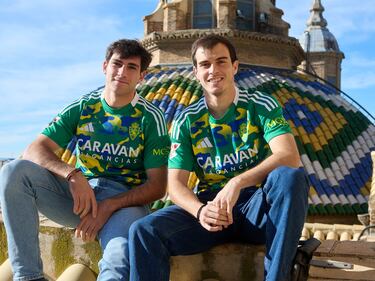 El Real Zaragoza ha presentado este jueves una nueva equipación verde estampada con colores azules, amarillos y blancos, e inspirada en las cúpulas de la Basílica del Pilar, como homenaje al lugar más emblemático de la ciudad, ya que tiene los característicos colores de las tejas que la coronan. Los modelos encargados de presentarla han sido Francho y Azón.