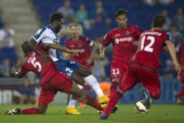 El delantero ecuatoriano del Espanyol Felipe Salvador Caicedo y los jugadores del Getafe el brasileño Edinaldo Gome "Naldo", J. Rodríguez y Álvaro Arroyo durante el partido correspondiente a la quinta jornada de Liga que disputan en el Power8 Stadium de Cornellá.