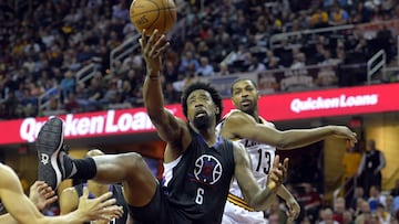 DeAndre Jordan y Tristan Thompson pelean por un bal&oacute;n en un Cavaliers-Clippers.