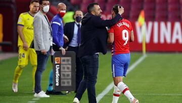 Diego Martínez saluda a Soldado tras su expulsión.