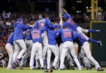 En un partido de alarido, los Cubs rompieron una malaria de 108 años sin ser campeones; el ingrediente especial: la lluvia. Cuando el partido lo ganaban los Cachorros 6-3, vino un cuadrangular de tres carreras para que Cleveland empatara en la octava baja. Sin embargo, la lluvia interrumpió el Juego 7 por 17 minutos. Cuando se reanudó, Rajal Davis le dio la victoria a Chicago.

 