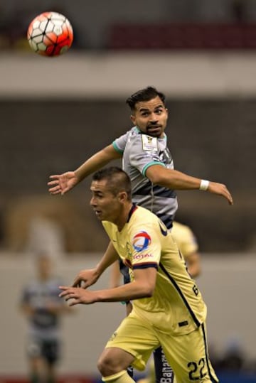 El juego por momentos se trabó en media cancha. 