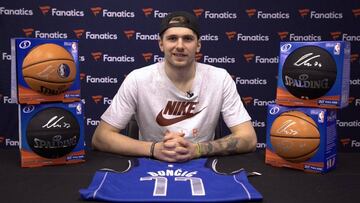 Luka Doncic posa junto a su colecci&oacute;n de balones con su aut&oacute;grafo