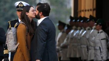 Santiago, 18 de abril de 2022.
El Presidente de la Republica se despide de Irina Karamanos durante los honores en el Palacio de la Moneda.
Jonnathan Oyarzun/Aton Chile