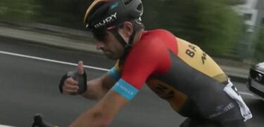 Mikel Landa se fue al suelo en un accidentado d¨ªa en Getxo