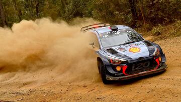 COFFS HARBOUR, AUSTRALIA - NOVEMBER 18: Thierry Neuville of Belgium and Nicolas Gilsoul of Belgium compete in their Hyundai Motorsport WRT Hyundai i20 coupe WRC during Day Two of the WRC Australia in special stage number 10 Newry on November 18, 2017 in Coffs Harbour, Australia. (Photo by Massimo Bettiol/Getty Images)