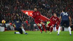 Liverpool celebra en el clásico ante el United y sigue líder