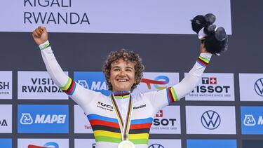 Paula Ostiz, el podio con el maillot de campeona del mundo.
