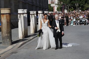 La novia Pilar Rubio llegando a la catedral del Sevilla del brazo de su padre Manuel Rubio