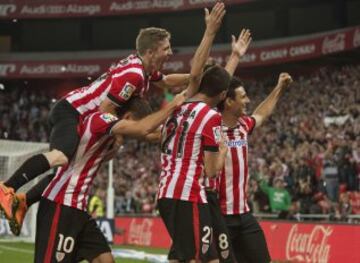 Los jugadores del Athletic Club celebran el tercer gol del equipo, conseguido por Ander Iturraspe.