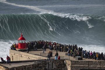 El brasileño Rodrigo Koxa surfea en Nazaré (Portugal), donde hay olas gigantes que superan los 20 metros de altura. Allí se celebra una de las competiciones más prestigiosas del planeta. El público mira impresionado a este deportista, que tiene el récord mundial al deslizar su tabla sobre una ondulación de más de 24 metros.  