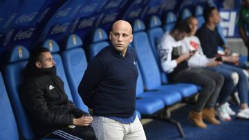 Rozada, técnico del Oviedo, durante el partido con el Alcorcón.