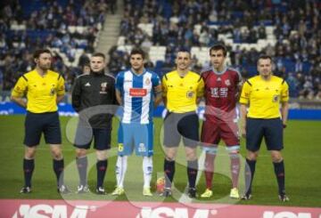 El árbitro Jaime Latre acompañado de sus asistentes Bueno Mateo y Tresaco Escabosa, el cuarto árbitro Escriche Guzmán y los capitanes Javi López y Mikel González.