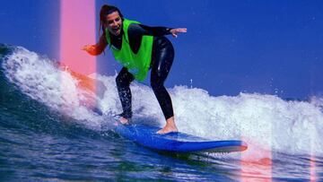 La actriz Anita del Rey practicando surf por primera vez durante la OA2 FuSSSion en Loredo (Cantabria).