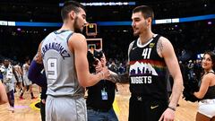 Willy Hernang&oacute;mez saludando a su hermano Juancho.