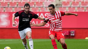 GRAFCAT4150. GIRONA (CATALUÑA) (ESPAÑA), 14/12/2022.-ATENCIÓN CORRECCIÓN PIE DE FOTO. CORRIGE JUGADOR GIRONA El defensa del Girona FC, Bernardo Espinosa (d) y el centrocampista del CA Osasuna, Moncayola (i) luchan por el balón durante el partido amistoso disputado este miércoles en el Estadio Municipal de Montillivi de Girona.EFE/David Borrat