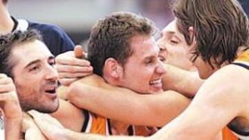 <b>HÉROE</b>. Llompart es felicitado por sus camaradas tras el enceste ganador.