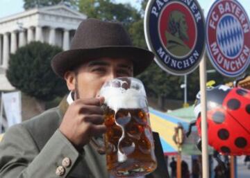 El centrocampista chileno del Bayern de Múnich Arturo Vidal, durante la 182º edición de la Oktoberfest, la fiesta de la cerveza, en Múnich.
