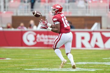 Treylon Burks con Arkansas