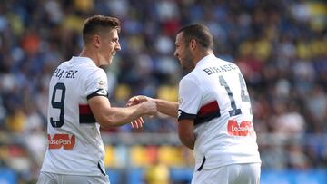 Piatek (izquierda) celebra un gol con Biraschi durante el partidocontra Frosinone.