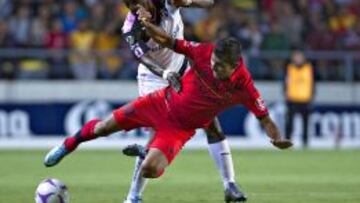Franco Arizala y Igancio González disputan el balón en el partido de fecha 13 del Apertura 2015 entre Morelia y Atlas, por resultado de 1-0.