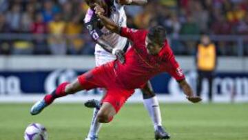 Franco Arizala y Igancio Gonz&aacute;lez disputan el bal&oacute;n en el partido de fecha 13 del Apertura 2015 entre Morelia y Atlas, por resultado de 1-0.