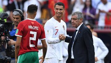 Fernando Santos felicita a Cristiano Ronaldo tras su partido ante Marruecos.