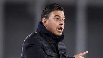 BUENOS AIRES, ARGENTINA - JULY 18: Marcelo Gallardo coach of River Plate gives instructions to his team players during a match between River Plate and Colon as part of Torneo 2021 of Liga Profesional de Futbol at Estadio Monumental Antonio Vespucio Liberti on July 18, 2021 in Buenos Aires, Argentina. (Photo by Marcelo Endelli/Getty Images)