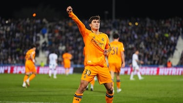 2-3. Gonzalo celebra el tercer gol que marca en el minuto 92 de partido.