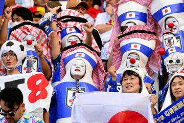 Los seguidores japoneses apoyaron incondicionalmente a su seleccin, que protagoniz una de las grandes sorpresas del Mundial al alzarse con la victoria frente a Alemania. La alegra se desbord entre la hinchada nipona tras la histrica gesta. Una aficin tan entregada solo puede conducirte al triunfo.