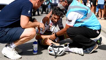 Julian Alaphilippe es atendido por los servicios médicos de La Vuelta tras su caída en la undécima etapa.