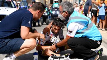 Julian Alaphilippe es atendido por los servicios médicos de La Vuelta tras su caída en la undécima etapa.