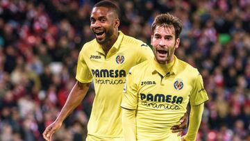 El centrocampista del Villarreal Trigueros (d) celebra junto a Bakambu tras marcar ante el Athletic de Bilbao, durante el partido de Liga en Primera División que se disputa esta noche en el estadio de San Mamés.