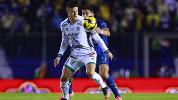 MEX3409. CIUDAD DE MÉXICO (MÉXICO), 19/02/2025.- Sebastián Cáceres (d) de América disputa el balón con James Rodríguez de León este martes, durante un partido de la jornada 9 del torneo Clausura 2025 de la Liga MX entre América y León, en el estadio Ciudad de los Deportes, en Ciudad de México (México). EFE/ Sáshenka Gutiérrez