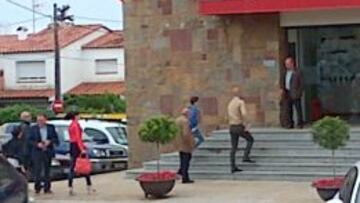 Pep Guardiola, llegando al Ayuntamiento de Matadepera.