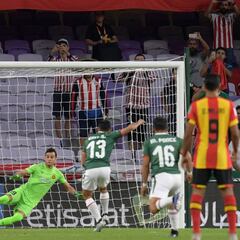Chivas abrió el marcador con un penal que validó el VAR