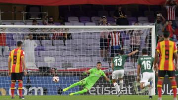 Chivas abrió el marcador con un penal que validó el VAR