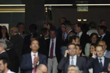 Gran ambiente en el palco del Bernabéu. José Luis Garci seguido de Ana Botella y José María Aznar. 