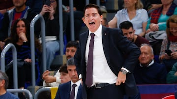 BARCELONA, 12/12/2025.- El entrenador del Barcelona Xavi Pascual durante el partido de la jornada 15 de la EuroLiga que Barcelona y Olympiacos BC disputan hoy viernes en el Palau Blaugrana. EFE/Quique García
