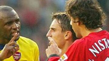 <b>PELEA. </b>Patrick Vieira y Ruud van Nistelrooy discuten durante el encuentro entre el Arsenal y el Manchester United.