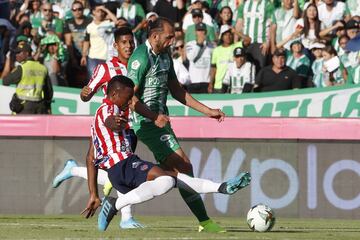 Luis Narváez, de penal, le dio la victoria a los dirigidos por Julio COmesaña. Los verdes, que celebraban el 'Día del Hincha Verdolaga', terminaron con 10.